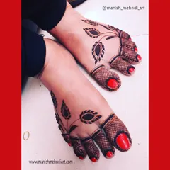 A simple yet bold design for the feet. This pattern uses negative space and leafy motifs to create a striking look, complemented by the dark-tipped toes.