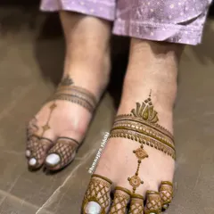 Another take on a minimal feet design. This one features a delicate chain connecting to the toe, a lotus cuff, and simple checkered patterns on the toes for a clean look.