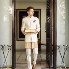 This image captures the act of giving. Whether for a wedding or a festival, presenting a thoughtfully chosen gift from us is a gesture of respect and celebration.