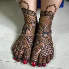 An intricate and full coverage bridal feet design. Notice how the patterns wrap around the ankle and extend down to the toes for a complete look.
