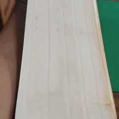 Look at the grains on this English willow bat. This is what you should look for. Straight, clean grains mean a strong and well-balanced bat for proper shot-making.