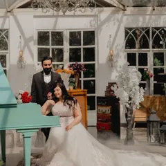 Using props like a piano and smoke creates a dreamy, romantic atmosphere. This pre-wedding photo feels like a scene from a classic movie, showcasing a sophisticated and elegant theme.