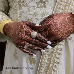 The final henna stain after 30 hours, perfectly complementing this bride's beautiful outfit. My natural henna ensures the color is deep and long-lasting, perfect for all your wedding events.