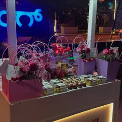 A closer look at the variety of handpicked gifts your guests can choose from. This setup for a Bengaluru pop-up featured fresh flower bouquets in custom bags, decadent mini cupcakes, and other gourmet treats. We can curate a selection that perfectly matches your event's theme and budget.