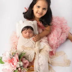 Big sister meeting her newborn baby sister for the first time during our photoshoot. These are the moments that make my heart melt, capturing the start of a lifelong bond.