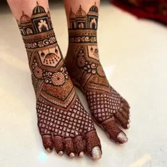 A stunning example of architectural motifs used in feet mehndi. The design features domes and archways, complemented by a full-coverage net pattern on the toes and foot.