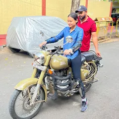 Building confidence starts with feeling secure. I provide hands-on support as students get their first feel for the bike, helping them find their balance and get comfortable with the machine.
