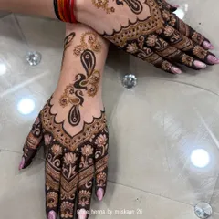 An elegant Arabic-style peacock design for Rakhi. The pattern flows beautifully from the fingers up the wrist.