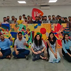 This is what successful team building looks like. I guided the team at BR Specialities to create this large, vibrant mural together. It’s a powerful way for colleagues to connect, collaborate, and create something beautiful to display in their workspace.