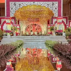 This is the epitome of a royal Indian wedding mandap. We designed this sacred space to bloom with fragrant florals, featuring regal seating and an aura of timeless elegance, all set for a beautiful beginning. 🤍