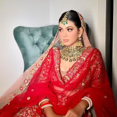 Every angle matters on your wedding day. I ensure your accessories look perfect from the side profile to the front.