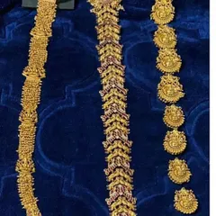 I offer different styles of hair accessories. This video shows a variety of jade options, from simple to grand, to match the scale of your wedding attire.