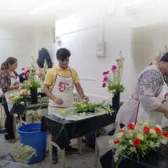 Our classroom is a space of focused creativity. Here, students are busy working on their individual arrangements, each with their own station and materials, allowing for true hands-on practice.