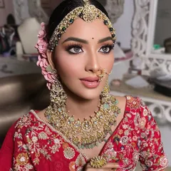 This model showcases a soft, modern bridal look featuring my mint green kundan jewelry. The set includes a statement necklace, oversized earrings, and a mathapatti.