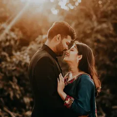 We are obsessed with golden hour light, and this is why. The warm, soft glow creates an incredibly romantic and filmy atmosphere, perfect for capturing those close, intimate pre-wedding portraits that feel full of emotion.
