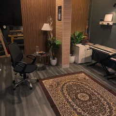 A closer look at the cozy corner of our studio, with its warm lamp, green plants, and comfortable seating. We believe these small details help create a relaxed and inspiring atmosphere.