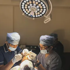 My team and I working together under the surgical light. A successful hair transplant is a team effort, requiring coordination and a shared commitment to quality and patient care. This state of harmony and joy in our work is what I call 'Ānanda'.