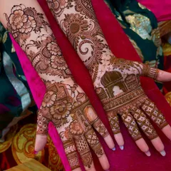 A beautiful fusion design where one hand has a traditional floral paisley pattern and the other features an architectural dome. This mix of motifs creates a unique and personalized bridal look.