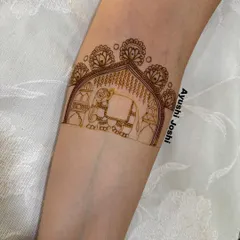 The very first step. This is the initial outline of a royal elephant, drawn freehand with my organic henna cone before any shading or filling is added.