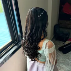The final look of the personalized hairstyle, with soft curls cascading down.
