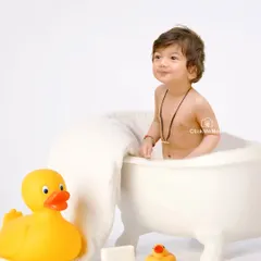 After the cake comes the splash. Our post-smash bubble bath sessions are a favorite, offering a chance for clean, simple, and adorable portraits with a classic rubber duck.