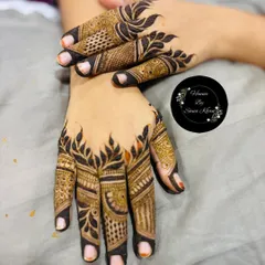 A perfect example of a bold and modern finger design. The dark, leaf-like patterns create a striking contrast, making it a great choice for someone who wants a statement look without full hand coverage.