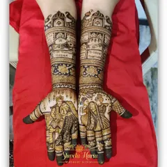 A design that celebrates family, this bridal mehendi includes portraits of the couple on their wedding day and a special depiction of the bride with her parents.