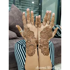 A beautiful Arabic design that flows diagonally across the back of the hand. The combination of bold floral and paisley motifs with delicate line work is simply timeless.