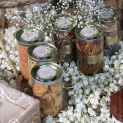 Surrounded by a bed of fresh jasmine, this Bhaji Box is filled with an assortment of traditional treats in clear, reusable jars. It’s a gift that delights all the senses.