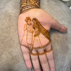 A simple yet beautiful couple portrait on the groom's palm. This is a great option for grooms who want something meaningful without full coverage.