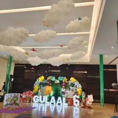 A spectacular jungle-themed setup for a 6th birthday. We can adapt our science activities to fit any environment, from the rainforest to outer space.