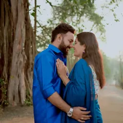 An intimate pre-wedding portrait under the shade of an ancient banyan tree. This shot highlights the quiet connection between the couple, framed by nature and soft, natural light.
