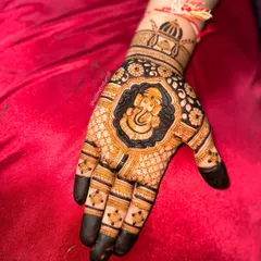 Celebrating Ganesh Chaturthi with the one and only Ganpati Bappa on my palm. This design uses negative space to make the portrait of the deity stand out beautifully.