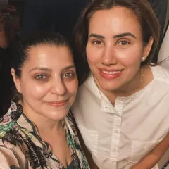 It's always so nice to have old students return to class. A happy reunion with Sonali after a group session.