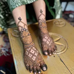 This bridal foot design features a classic pattern with a central mandala and detailed work on the toes. The pattern extends up the ankle with a beautiful cuff design.