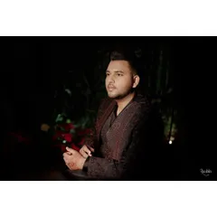 A portrait of the groom on his Sangeet night. He wears a statement shimmer jacket from Shantanu & Nikhil, a perfect choice for a night of celebration.