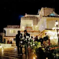 I also handle complete lighting decoration for houses and buildings. Here, I used strings of warm fairy lights to outline the architecture of the entire home, creating a grand and festive look for an evening celebration.