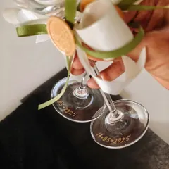 The beauty is in the details. Here, the wedding date is discreetly engraved on the base of the champagne flutes, a private reminder of a day filled with love. It’s a small touch that makes a gift truly unforgettable.