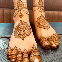 An elegant foot design that resembles traditional Indian jewelry. It features a central mandala on the foot and a delicate anklet pattern, with detailed work on the toes.
