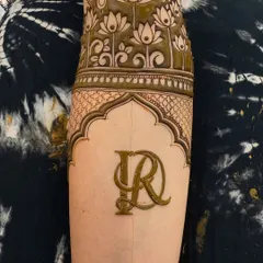 A beautiful initial monogram framed by a traditional arch and topped with a band of lotus flowers. This is the design with the fresh henna paste.