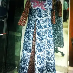 I enjoy playing with mixed prints in my designs. This long cotton kurta combines a floral block print on the body with a different pattern on the sleeves and a contrasting border along the front slit for a modern, eclectic look.