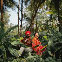 This is not AI, this is a real frame we created. Kulneet and Prabhleen are surrounded by lush greenery, a perfect example of how we use natural framing for stunning, vibrant portraits.