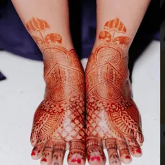 A cute and unique design for the feet, featuring little elephants holding umbrellas. It's a playful twist on traditional motifs.