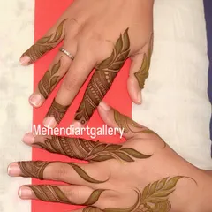 This design focuses on the fingers, using bold, leaf-like strokes that are characteristic of modern Gulf styles. It's a great choice for someone who wants a statement look without full hand coverage.
