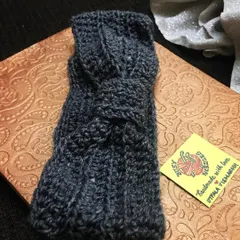 This dark grey bow headband is perfect for the cooler Bangalore weather. It keeps your ears warm while still looking super stylish.