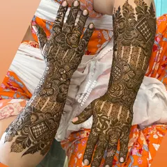 Can you spot the initials? I love working with brides to hide their partner's name or initials within the intricate patterns.