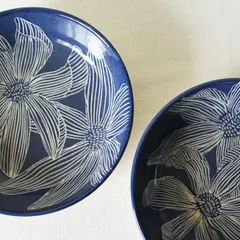 A closer look at the hand-carved details on my 'Dutch Iris' pasta bowls. The fine white lines of the flowers stand out against the deep indigo background, creating a striking graphic effect.