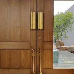 The custom door handles at DUA Villa were designed to reflect the arched doorways. The warmth of the brass is set against the rich teak wood, creating a detail that is both functional and beautiful.