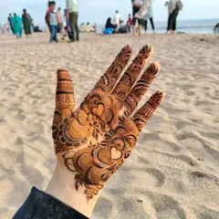 The same romantic heart-themed design, captured up close at the beach. A perfect design for a destination wedding or a pre-wedding shoot.