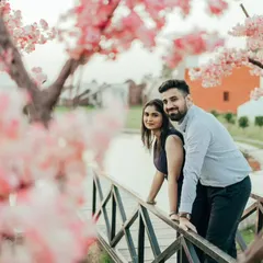 Find your romantic corner among our scenic landscapes. This bridge, surrounded by cherry blossom trees and overlooking the water, is one of our most requested spots for creating soft and dreamy pre-wedding pictures.